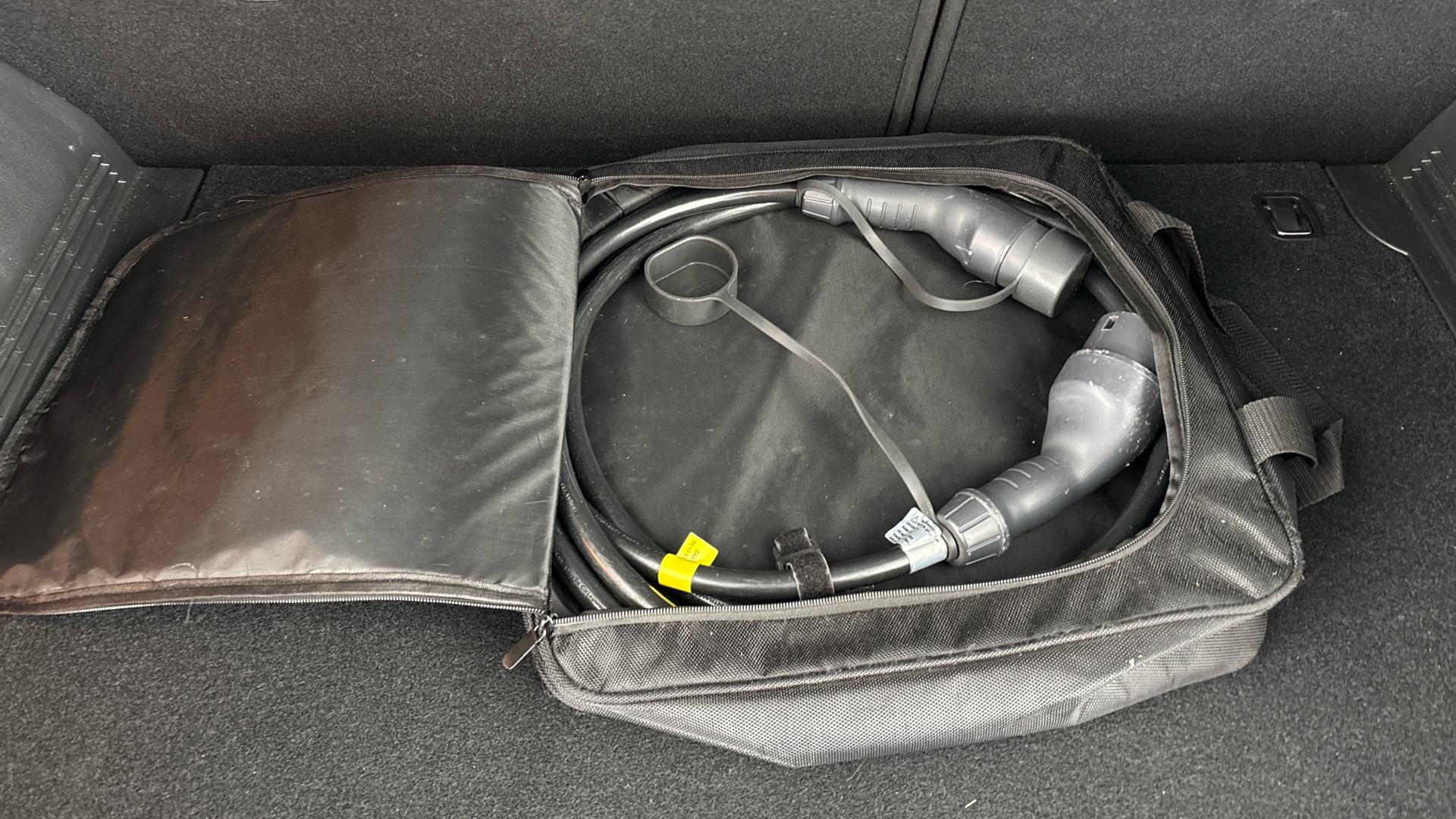 4058566 150kW Premium 64kWh 5dr Auto