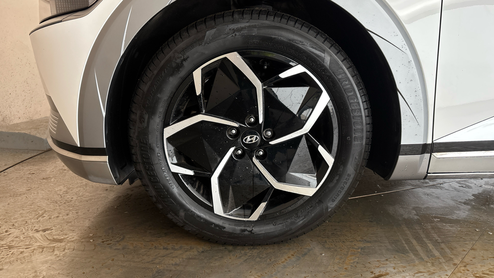 4058400 160kW Premium 73 kWh 5dr Auto