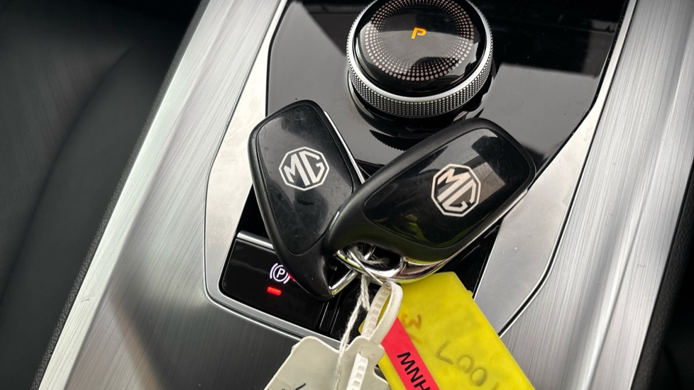MG MG5 two keys