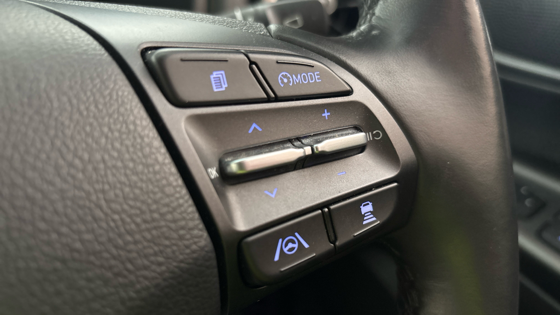 4060352 150kW Premium 64kWh 5dr Auto