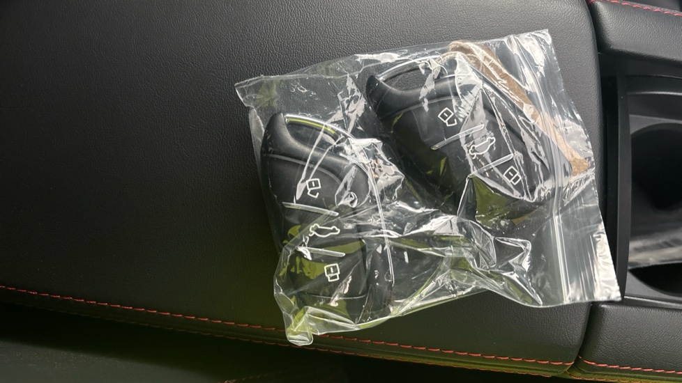 MG ZS two keys