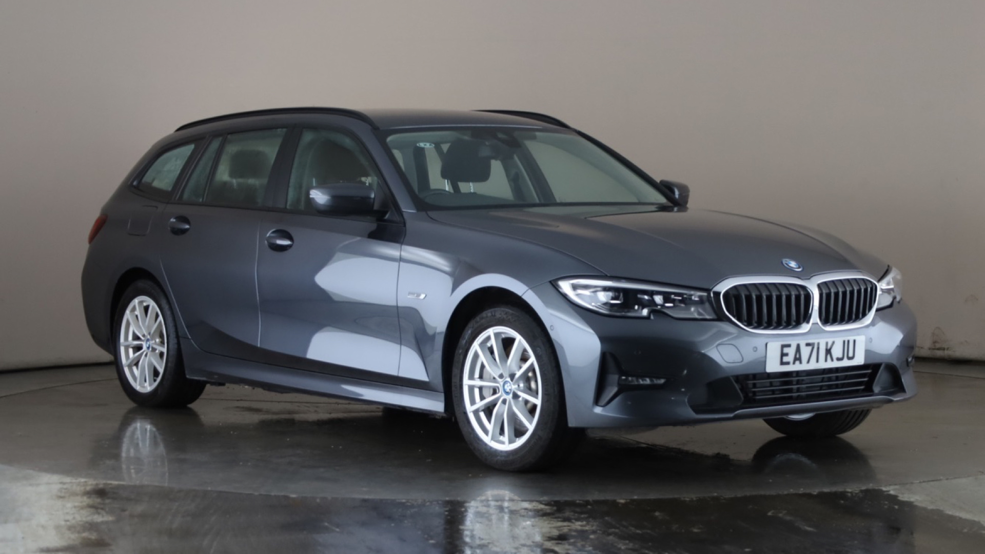 4020730 330e SE Pro 5dr Step Auto