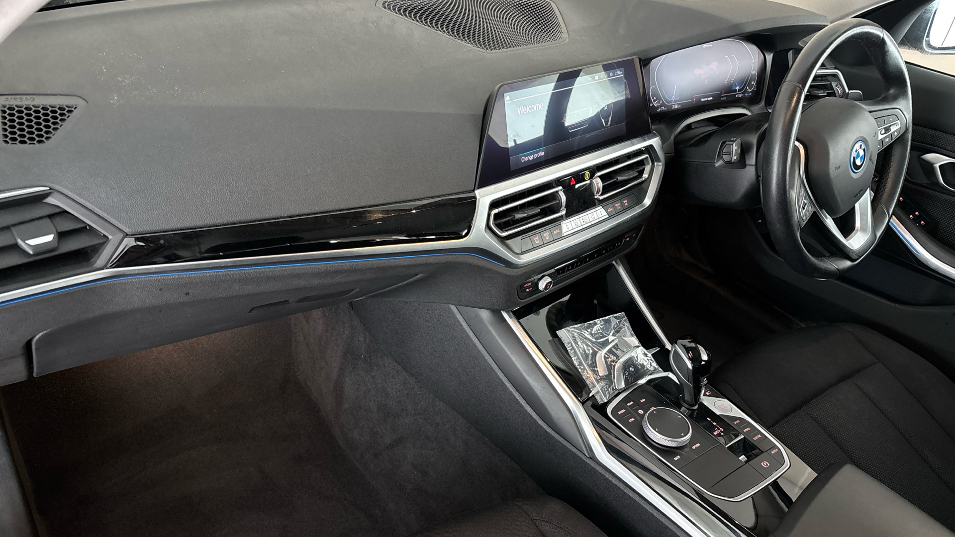 4020730 330e SE Pro 5dr Step Auto