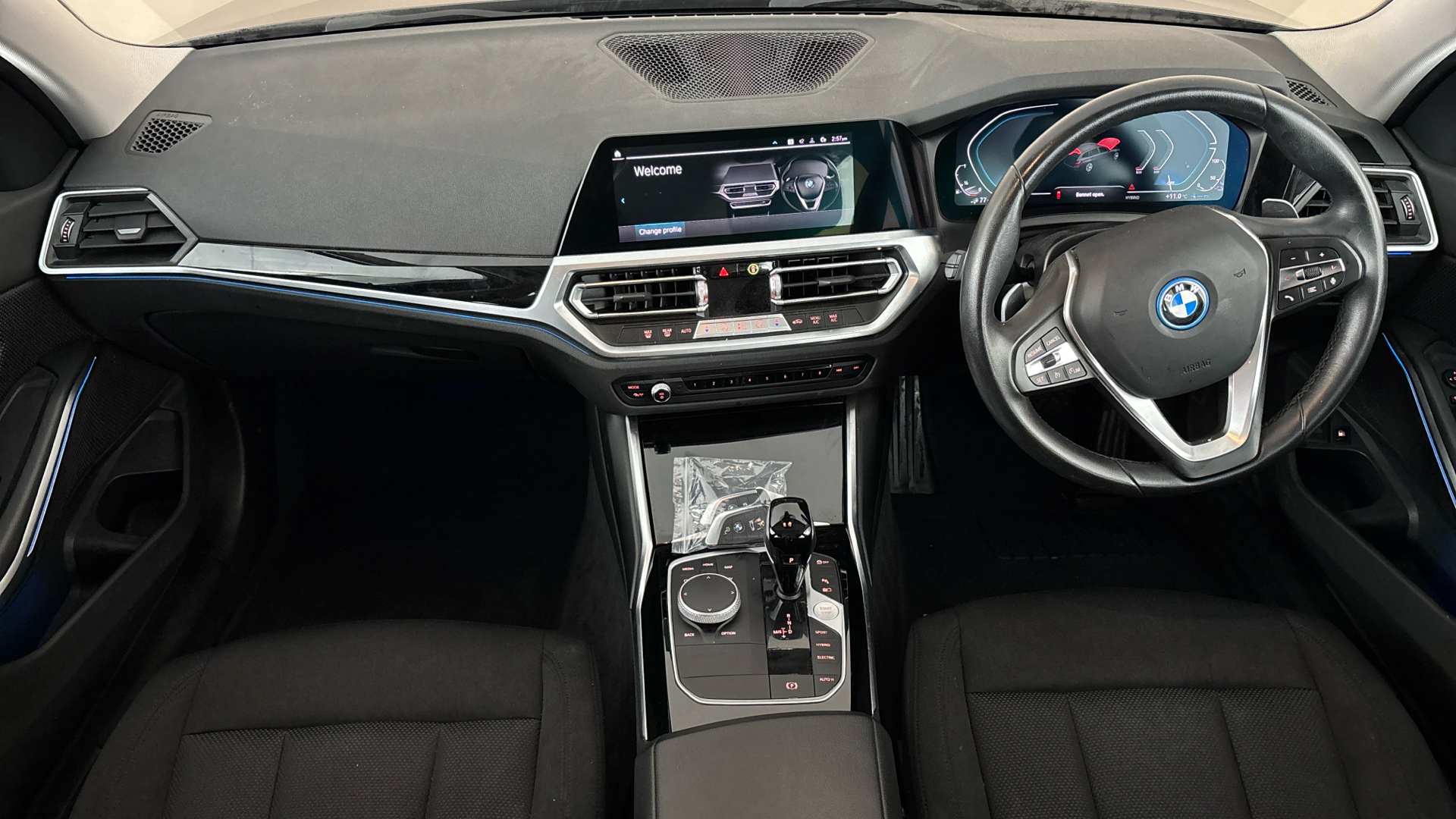 4020730 330e SE Pro 5dr Step Auto