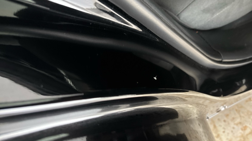 LEXUS UX dent