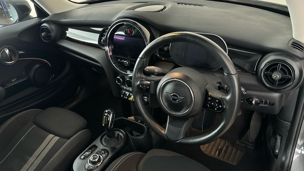 MINI HATCHBACK Image 9