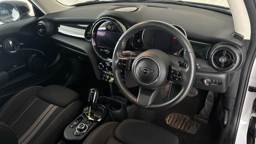 MINI HATCHBACK Image 9