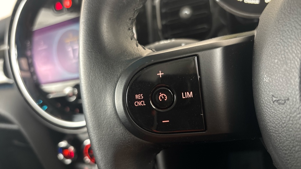 MINI HATCHBACK Cruise control