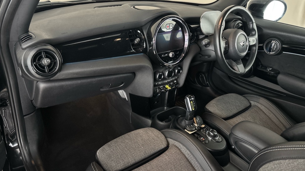 MINI HATCHBACK Image 10