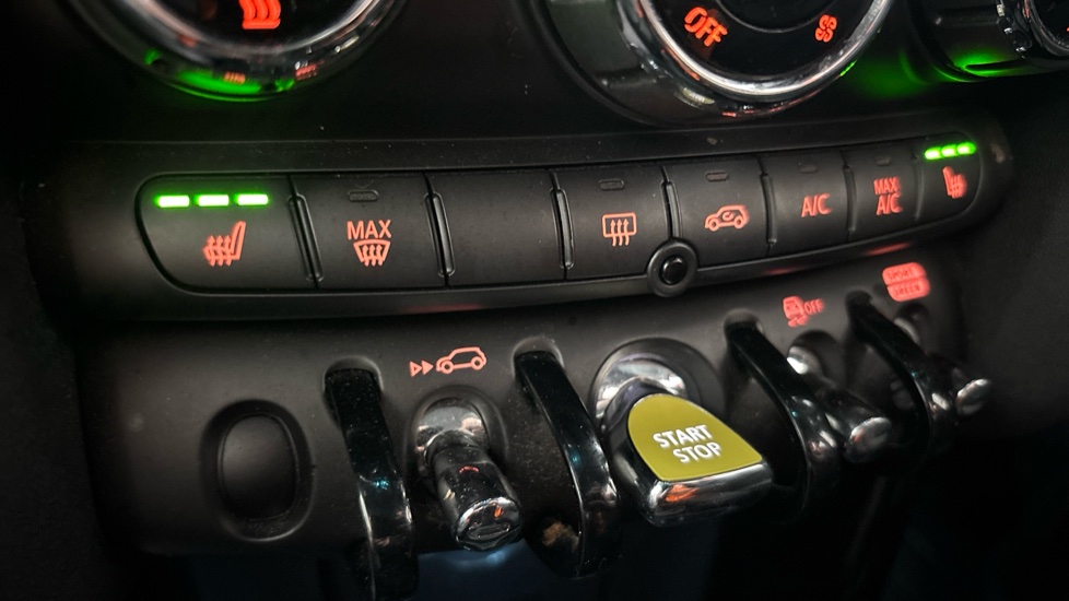 MINI HATCHBACK Heated seats