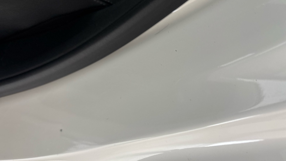 MERCEDES EQC dent