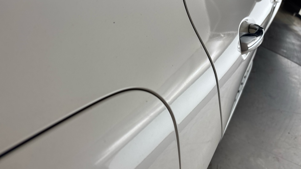 MERCEDES EQC dent