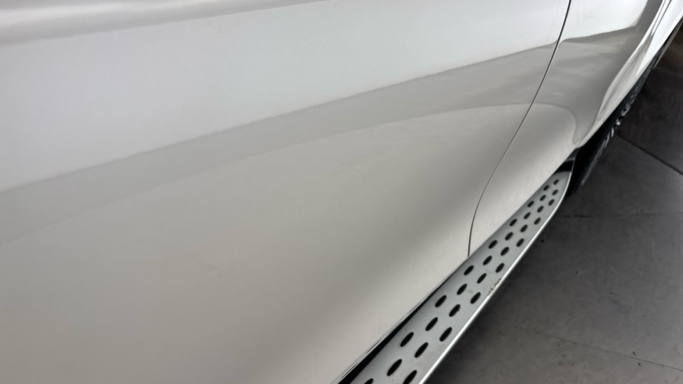 MERCEDES EQC dent