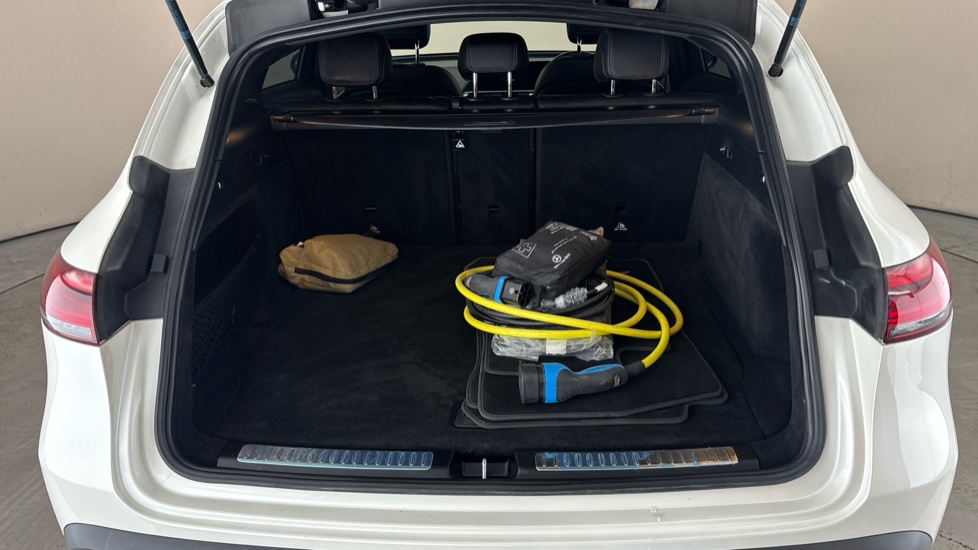 MERCEDES EQC Image 15
