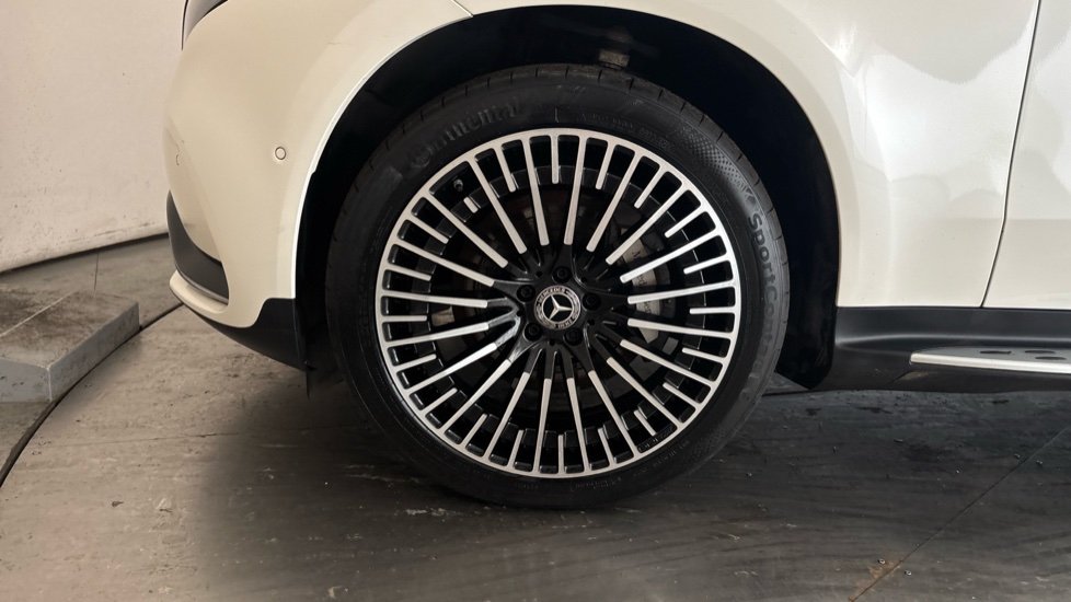 MERCEDES EQC Image 17