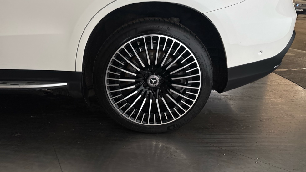 MERCEDES EQC Image 18