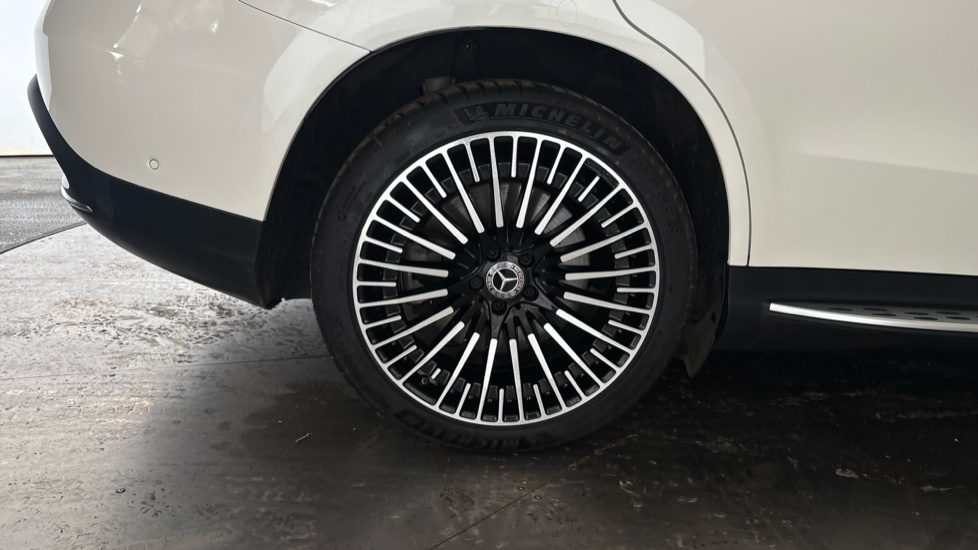 MERCEDES EQC Image 19