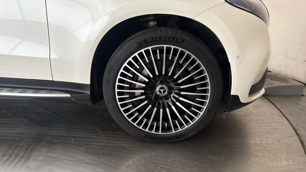 MERCEDES EQC Image 20