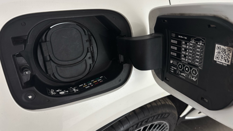 MERCEDES EQC Image 21