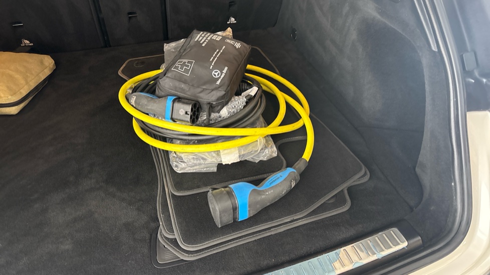 MERCEDES EQC Image 22