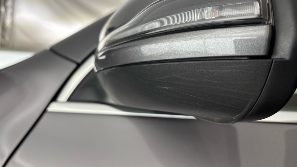MERCEDES EQA Scuff