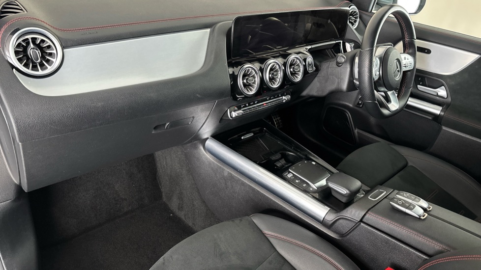 MERCEDES EQA Image 10