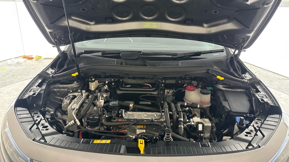 MERCEDES EQA Image 16