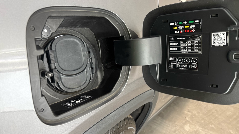 MERCEDES EQA Image 21