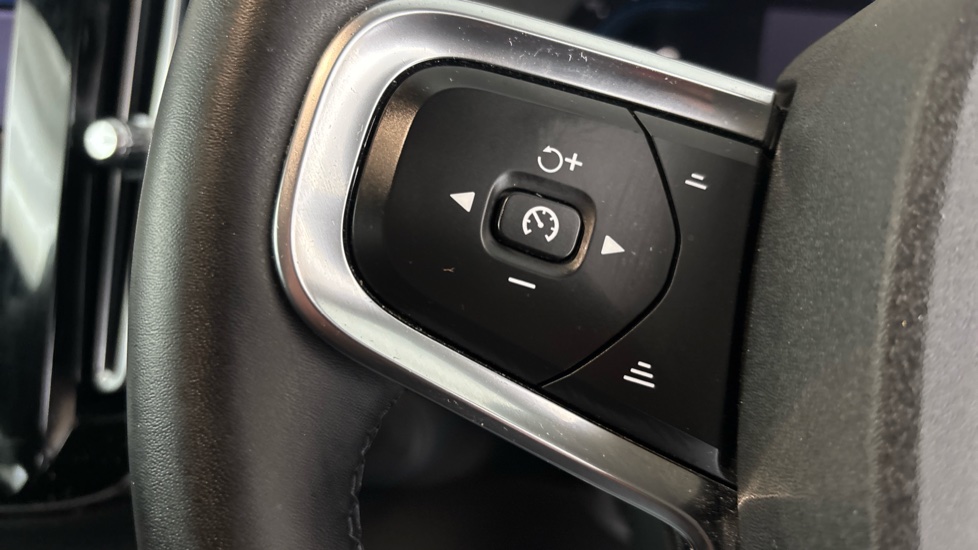 VOLVO XC40 cruise control