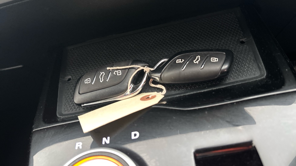 MG MG4 2 keys