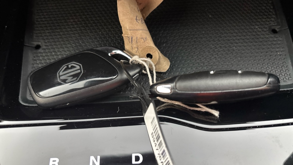 MG MG4 2 keys