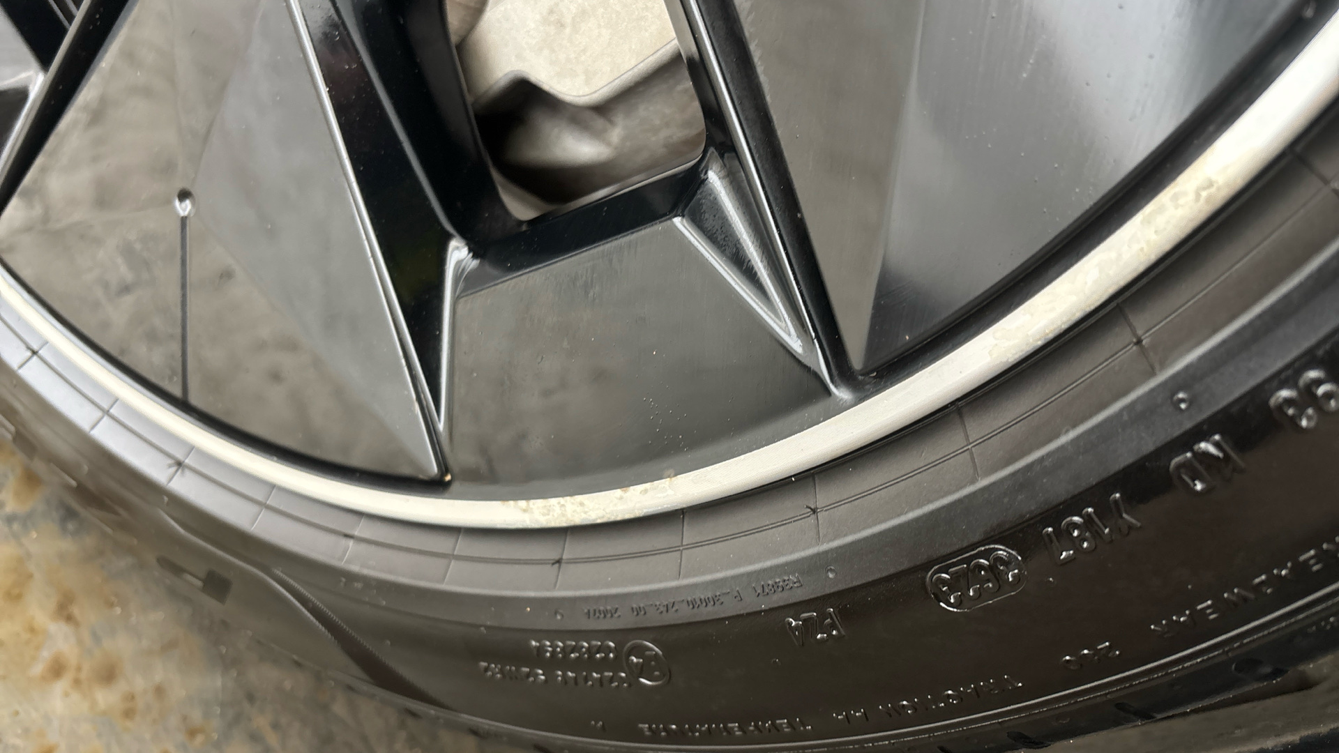 4027750 210kW Premier Edition 80kWh 5dr Auto