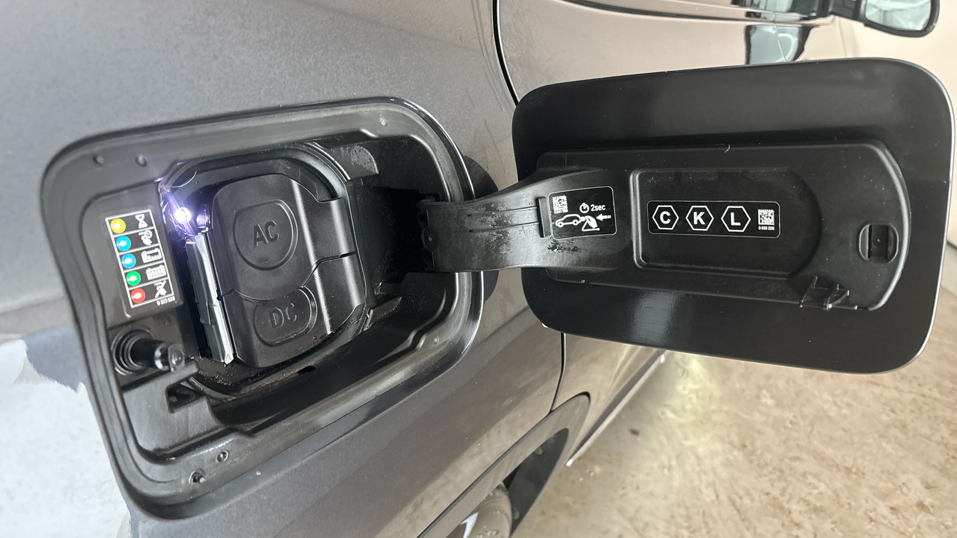 4027750 210kW Premier Edition 80kWh 5dr Auto