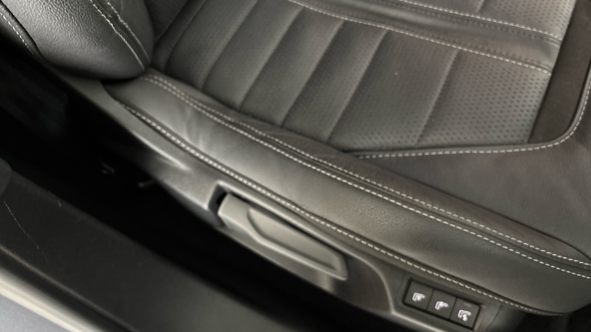 4027745 100kW Ultimate 50kWh 5dr Auto