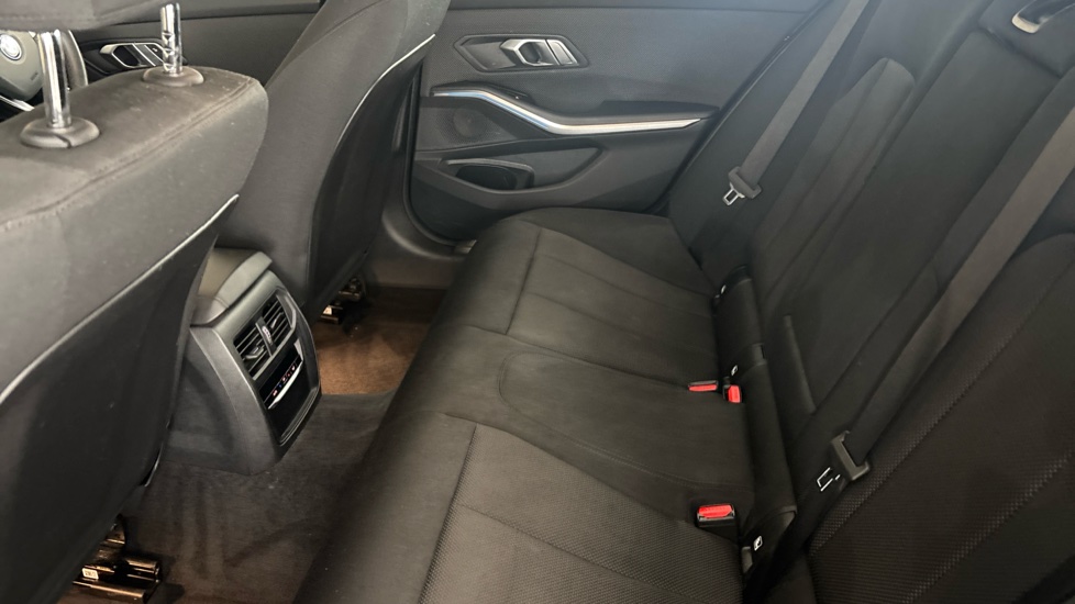 BMW 3 SERIES Image 14