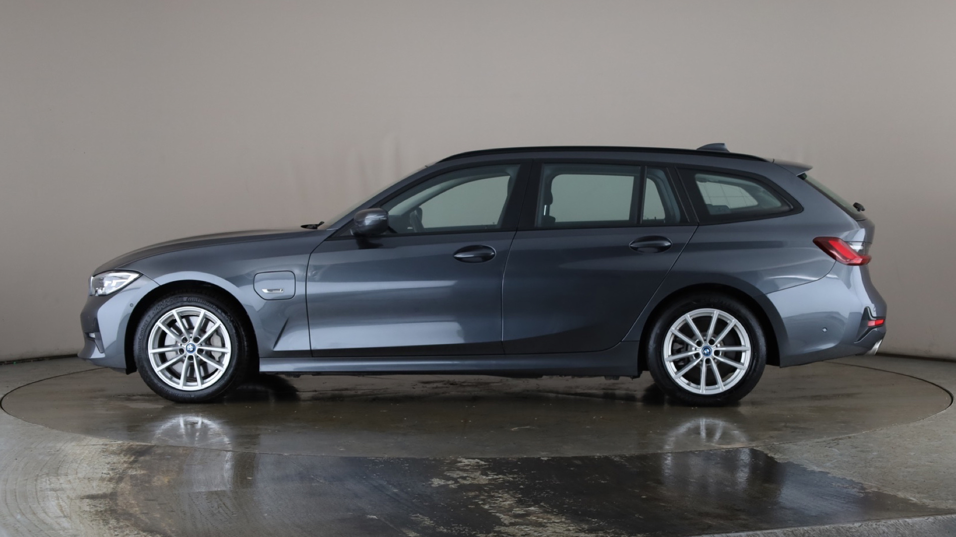 4020813 330e SE Pro 5dr Step Auto