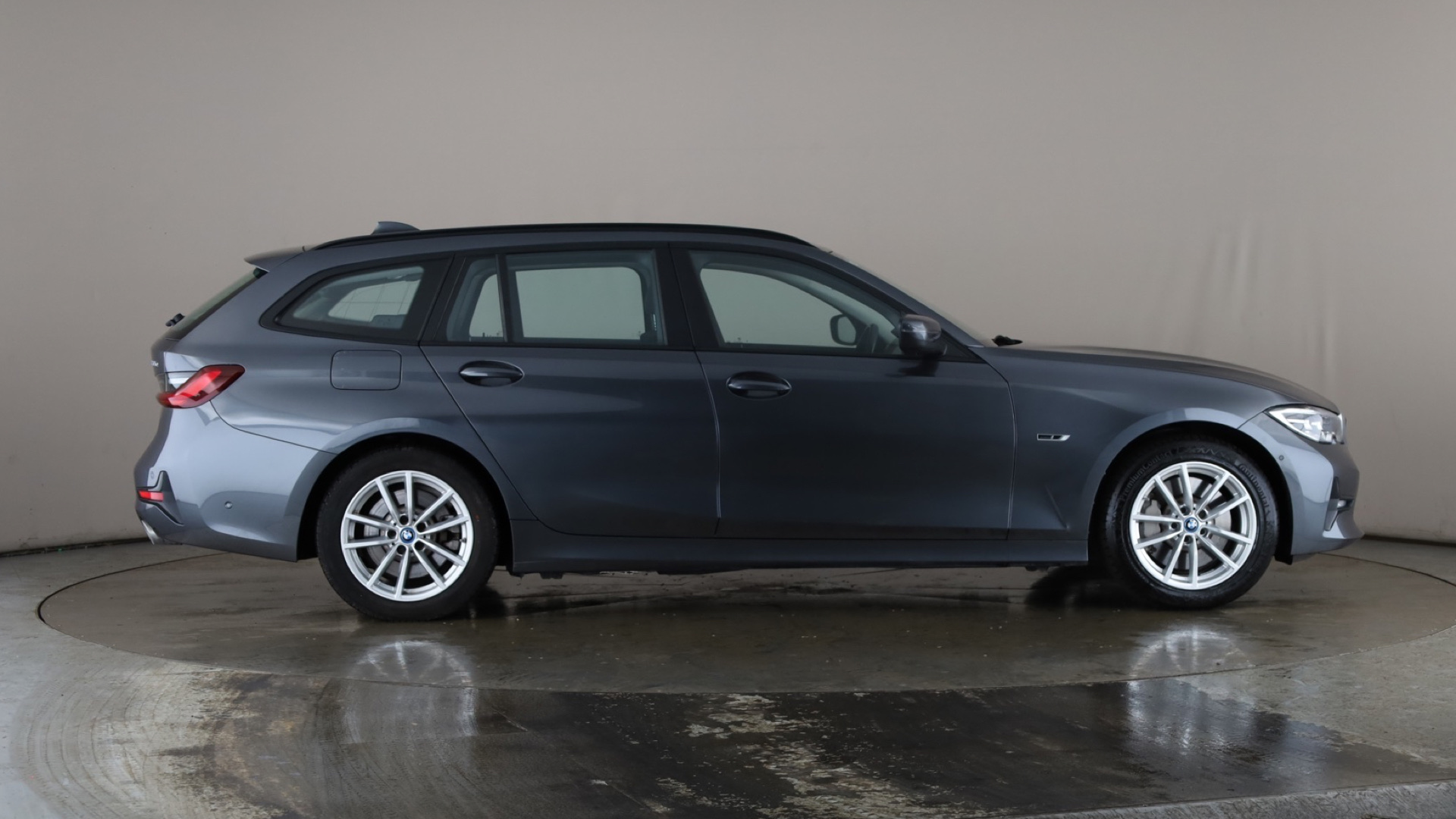 4020813 330e SE Pro 5dr Step Auto