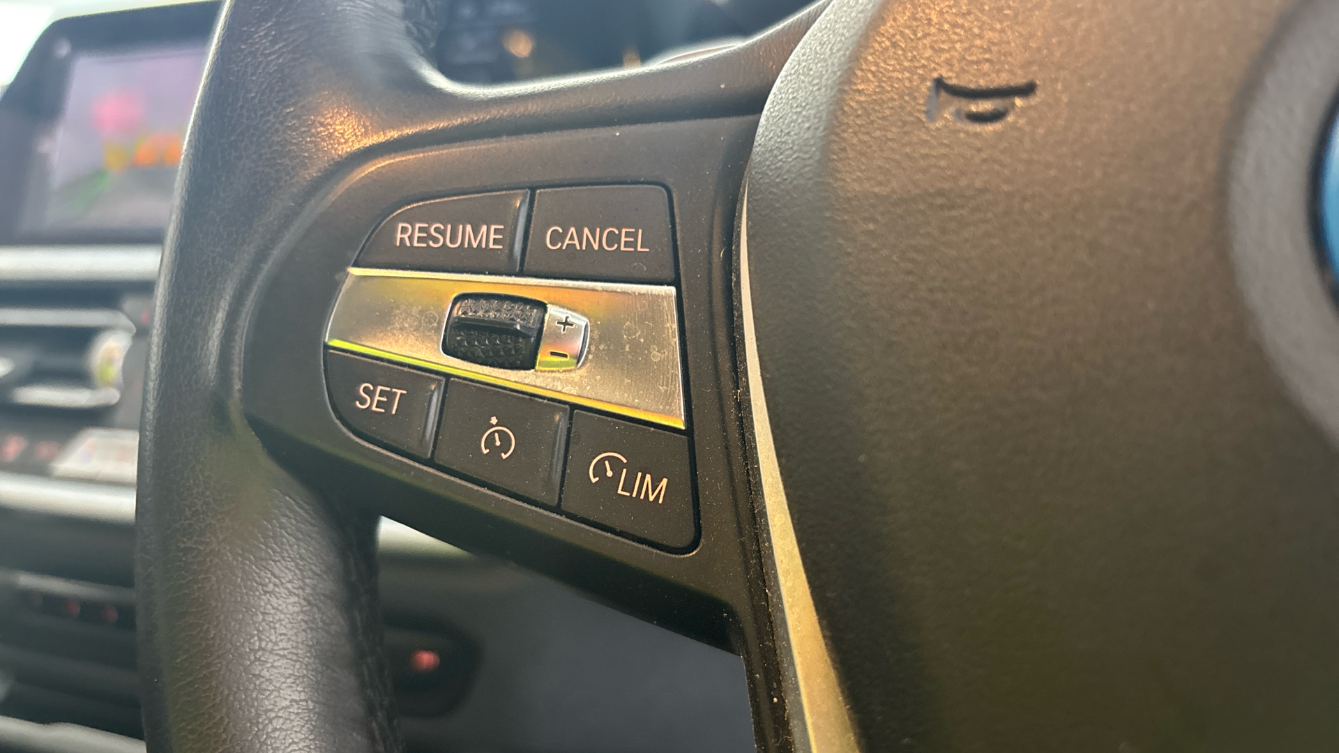 4020813 330e SE Pro 5dr Step Auto