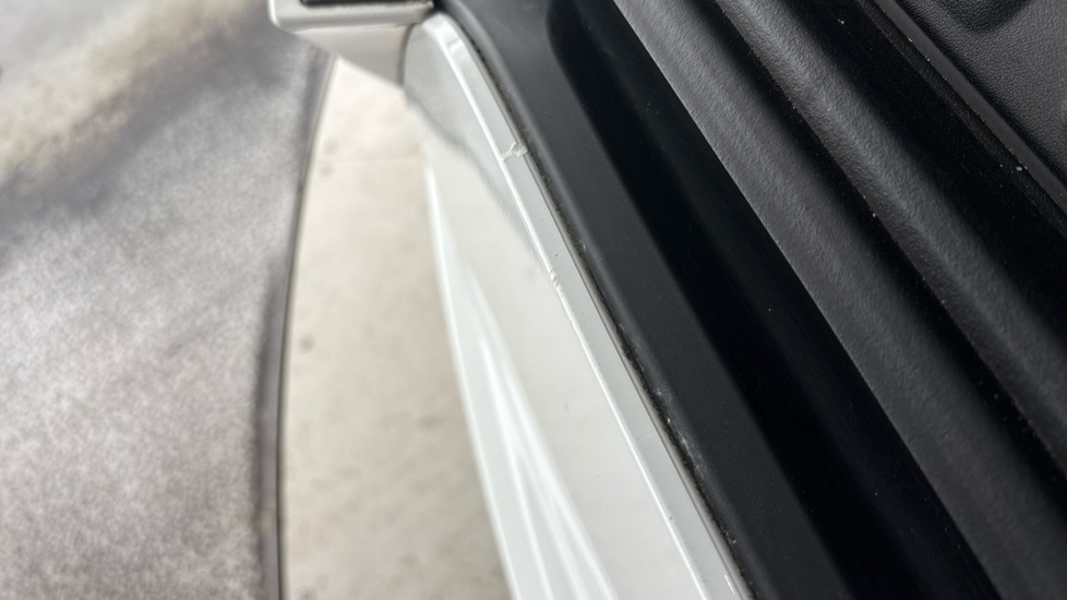 LAND ROVER RANGE ROVER SPORT Chips and scratches