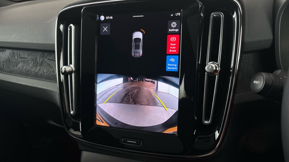 VOLVO C40 Reverse camera