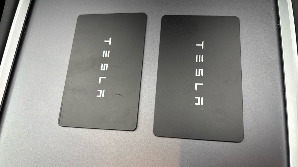 TESLA MODEL Y 2 keys