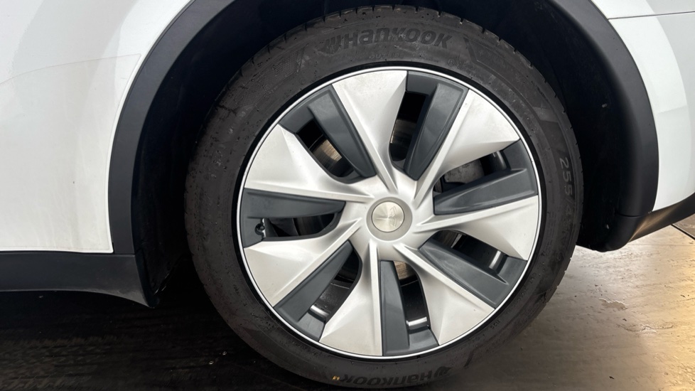 TESLA MODEL Y Image 18