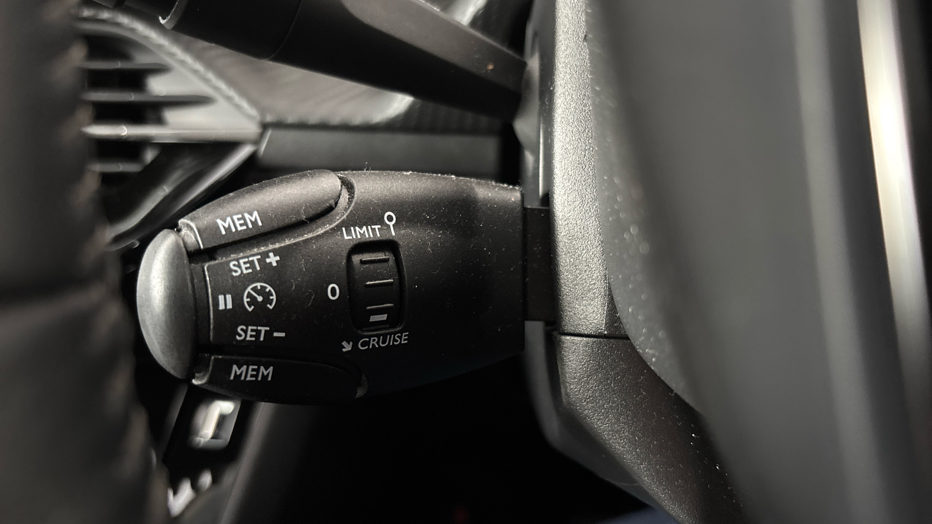 Peugeot 2008 100kW Allure Premium 50kWh 5dr Auto
