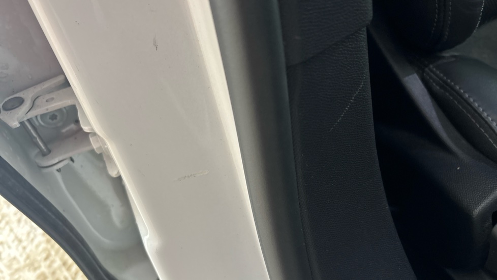 PEUGEOT 2008 Scratches