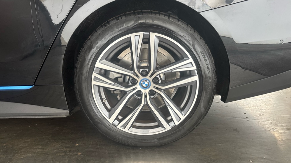 BMW I4 Image 18