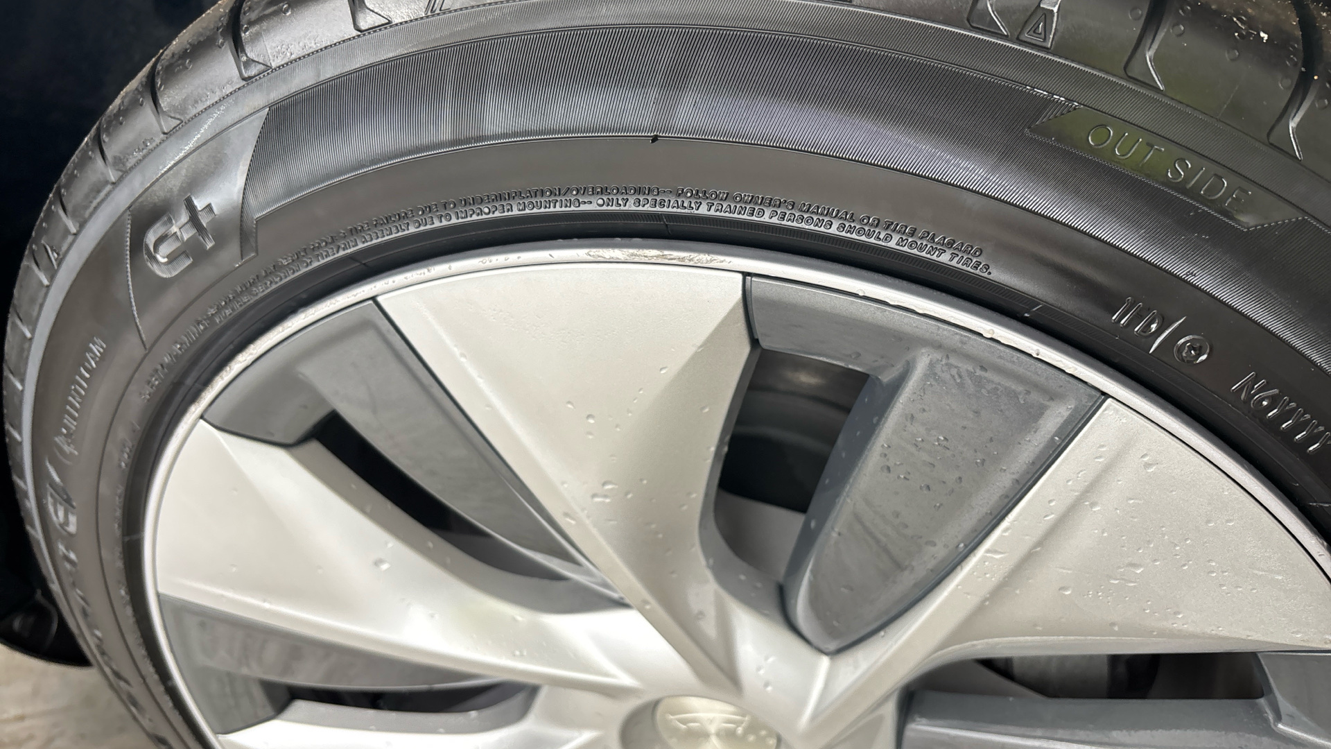 4020684 RWD 5dr Auto