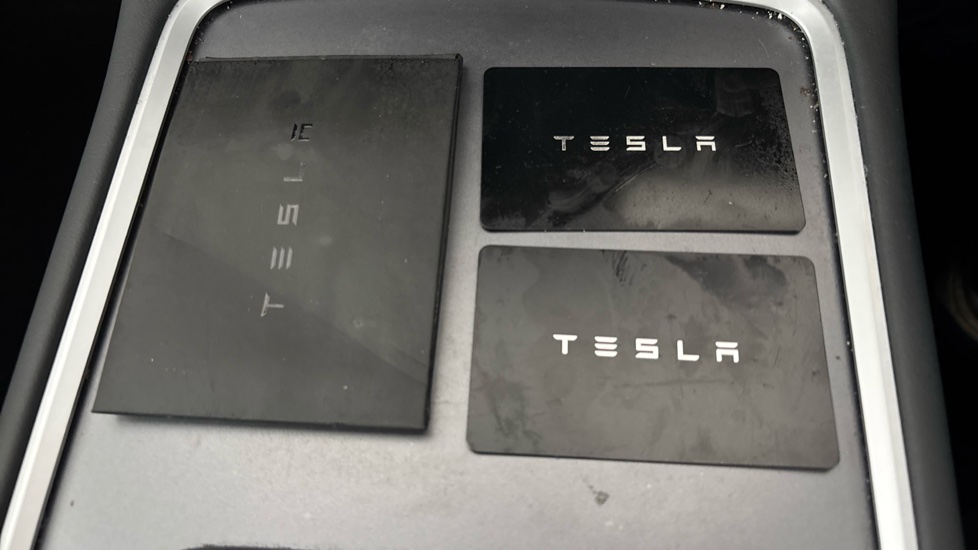 TESLA MODEL Y 2 keys