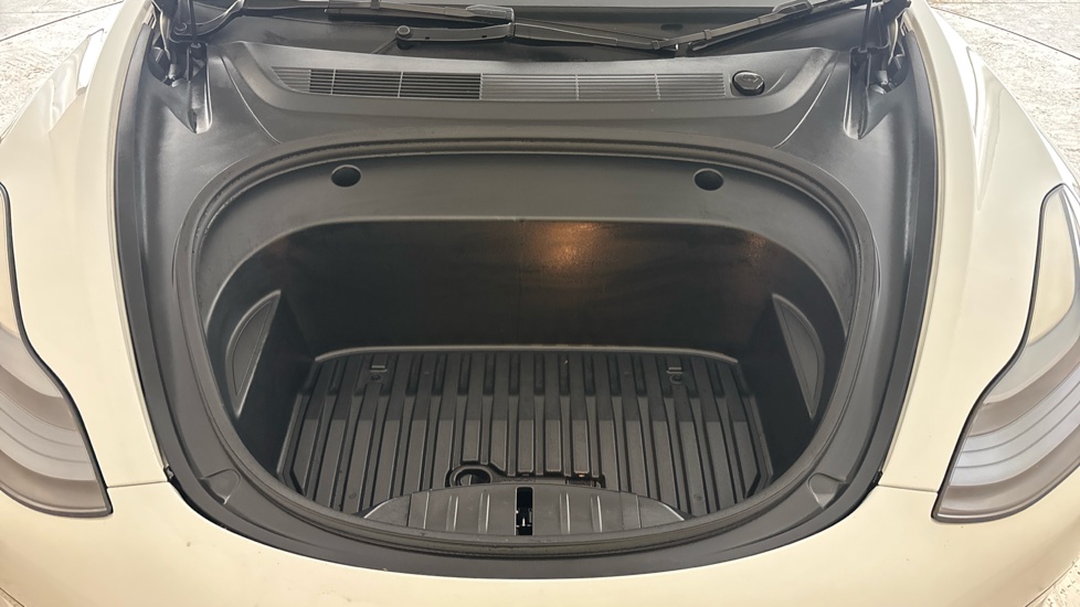 TESLA MODEL 3 Image 16