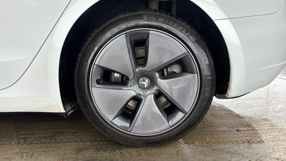 TESLA MODEL 3 Image 18