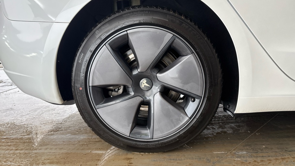 TESLA MODEL 3 Image 19